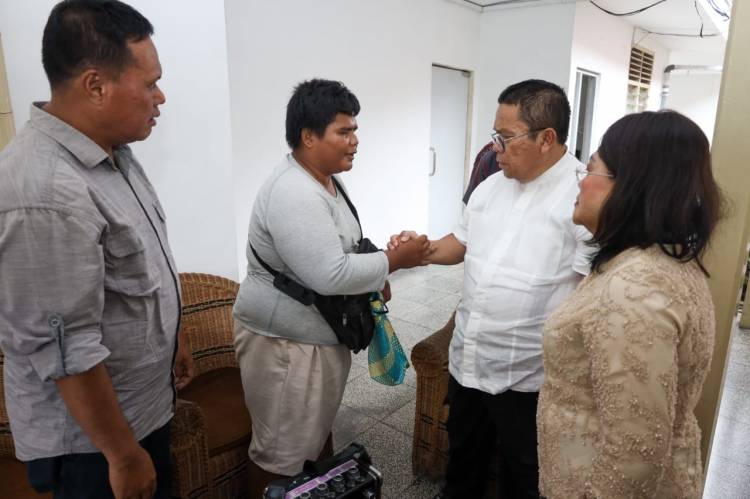 Sempat Ditertibkan Satpol dan Polisi, Pengamen Tuna Netra Dapat Bantuan dari Wali Kota Wesly