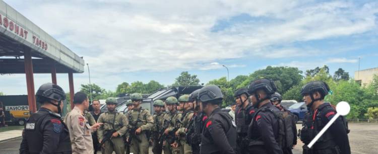 Pesawat Angkut Haji Kena Teror,  Pasukan Penjinak Bom Diterjunkan