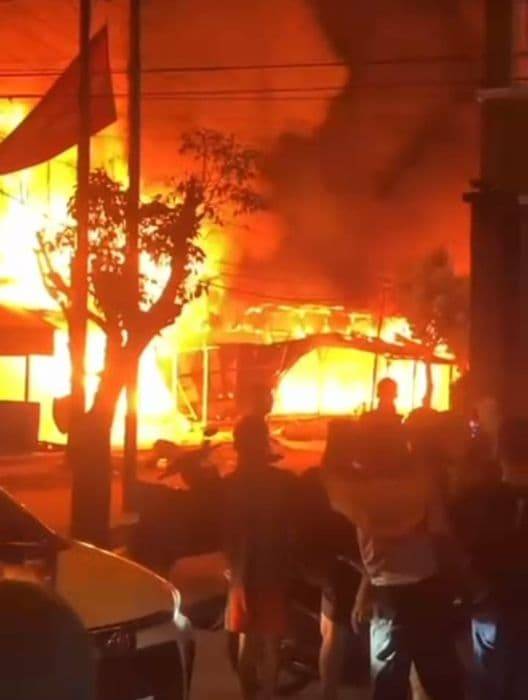 Kebakaran Hebat Musnahkan Rumah dan Kios Pedagang di Lubuk Pakam