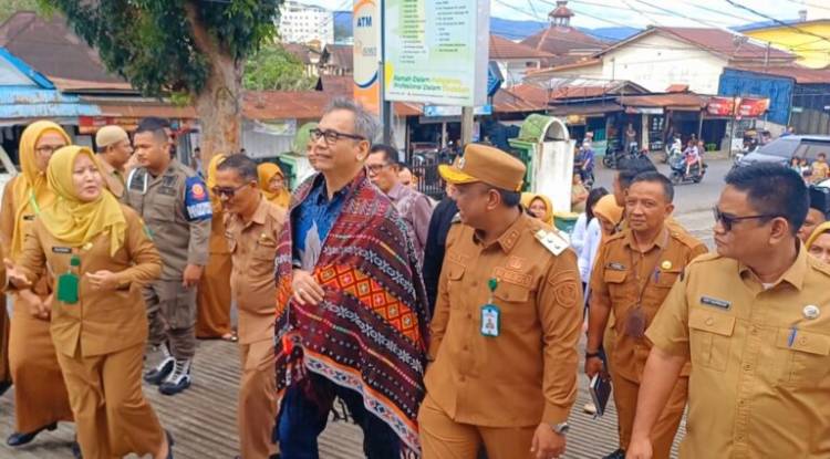 Wakil Walikota Sidempuan Sematkan Ulos Kepada Sihar Sitorus Saat Kunjungi RSUD Padangdidimpuan