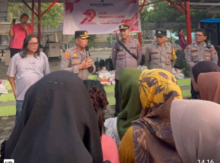 Kapolsek Medan Tembung Pimpin Giat Penyaluran Bansos Dalam Rangka HUT Bhayangkara Ke -79