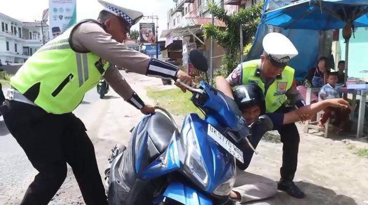 Kisah Haru Pengabdian Polisi Sat Lantas Polres Simalungun