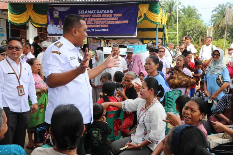 Buka Desa Diserbu Warga, Bupat Toba  Bagikan KIA dan Beasiswa