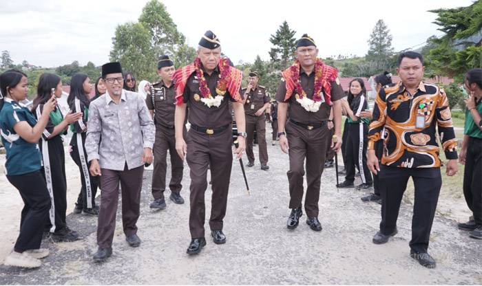 Dukung Dunia Pendidikan dan Adhyaksa Go Green, Kajati Sumut Serahkan Barang Rampasan dan Tanam Pohon di Areal SMK N 1 Merek