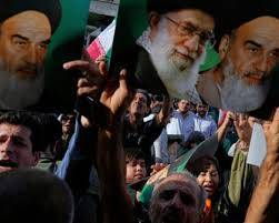 Para Pengunjuk Rasa di Teheran Mengangkat Poster Pemimpin Tertinggi, Ayatollah Ali Khamenei
