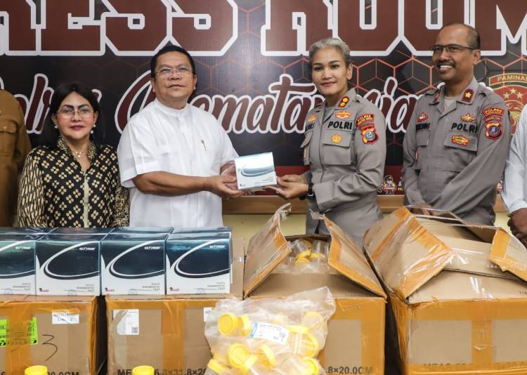 Deteksi Penyalahgunaan Narkoba, Wesly Serahkan 1.200 Bantuan Alat Tes Urine kepada Kapolres Sah Udur
