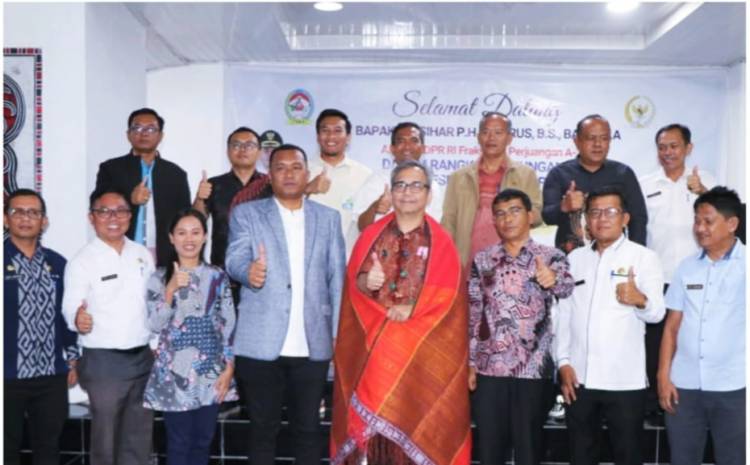 Kunjungi Toba,Sihar Sitorus Mendapat Oleh - Oleh Proposal