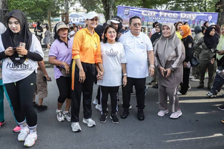 Wesly Silalahi dan Ny Liswati Bersama Kapolres CFD dengan Masyarakat