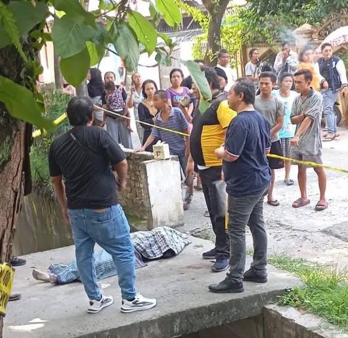 Geger..!!! Mayat Ditemukan Mengapung di Parit
