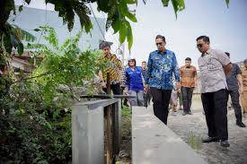 Sikapi Keluhan Warga, Rico Waas Tinjau Jalan Danau Singkarak Gg Madrasah