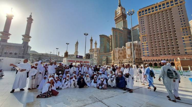 Pamit Pulang, Jemaah Haji Kloter 10 Asal Madina Laksanakan Tawaf Wada&rsquo;
