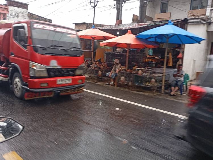 Bikin Macet, Pengendara Minta PKL di Badan Jalan Raya Pajak Pancur Batu Ditertibkan