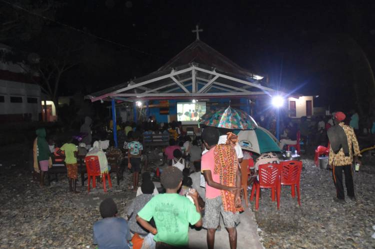 Meriahnya Nobar Film Pembangunan di Pigapu: Roti dan Susu Jadi Pembuka