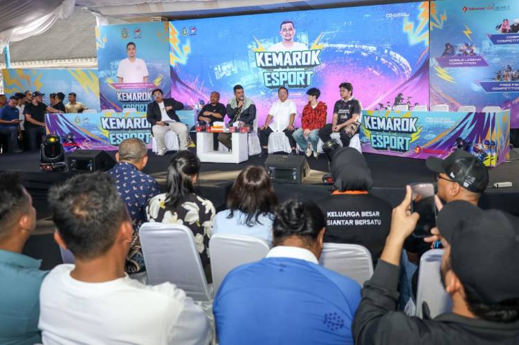 Wesly dan Istri Saksikan Gubsu Bobby Bermain Mobile Legends di Adam Malik