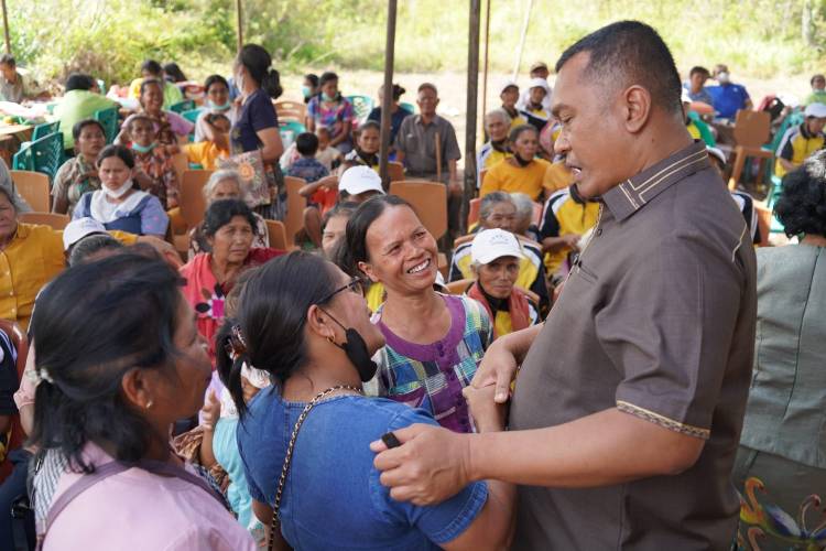 Bupati dan Wakil Bupati Berkantor di Desa Batu Nabolon, Warga : Kami Sangat Puas