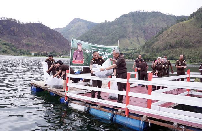 Kejati Sumut dan Kejari Karo Tabur 1000 Ekor Benih Ikan ke Danau Toba