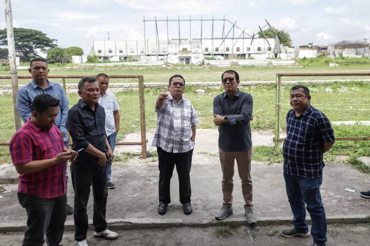 Wali Kota Wesly dan Anggota DPD RI Pdt Penrad Siagian STh MSi Tinjau Stadion Sang Naualuh