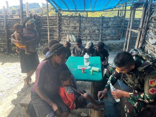 Sigap dan Penuh Cinta, Satgas Yonif 715/Mtl Berikan Pelayanan Kesehatan Kepada Masyarakat Tinolok