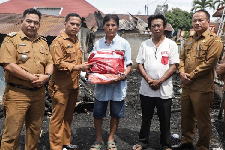 Wali Kota Wesly Serahkan Bantuan Bagi Korban Kebakaran di Jalan Handayani Pematangsiantar