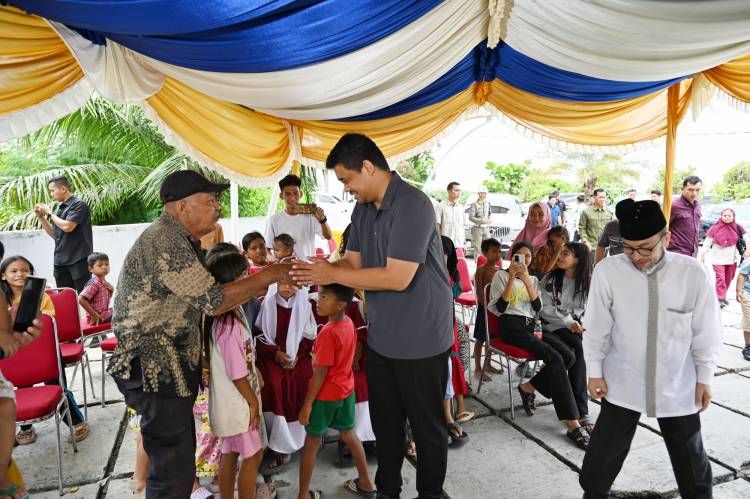 Gubernur Sumut Bobby Nasution Saksikan  Penyembelihan Hewan Kurban di Kampung Nelayan