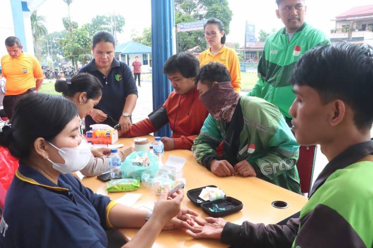 Kapolres Simalungun Gelar Pemeriksaan Kesehatan Gratis Untuk Driver Ojol Dan Lansia Sambut Hut Bhayangkara Ke-79