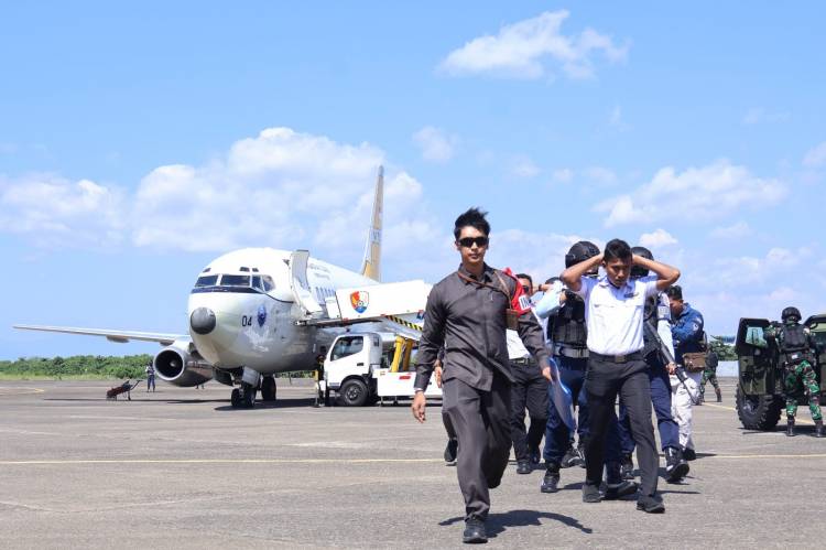 Dua Jet Tempur Sukhoi SU-27/30 Lanud Sultan Hasanuddin, Paksa Mendarat Pesawsat Asing