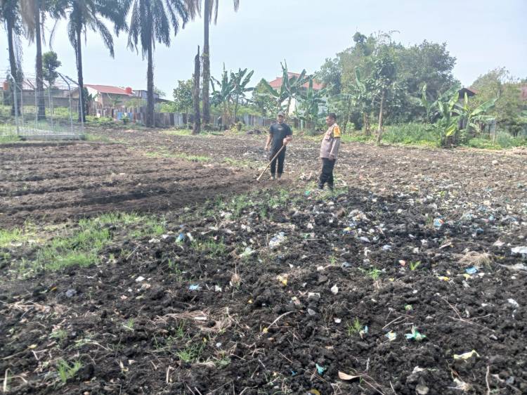 Manfaatkan Ladang Tanam Tanaman  Bergizi,Polisi Sambangi Warga