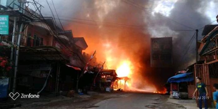 Kebakaran Hebat Meluluhlantakkan Ruko dan rumah Warga di Batang Toru