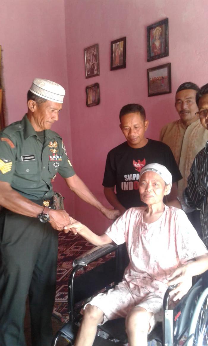 Serma Jefrimmanedi Sisihkan Gaji Beli Kursi Roda, Untuk Nenek Opet Lumpuh 30 Tahun