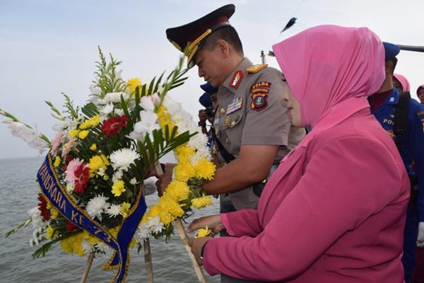Peringatan HUT ke-73 Bhayangkara, Wakapoldasu Tabur Bunga di Laut