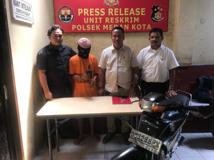 Pelaku Jambret Jatuh Tersungkur, Kalah Tenga Dengan Korban
