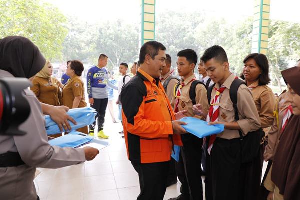 Serahkan Bantuan di SMAN I Kisaran, Kapolda Sumut Minta Siswa Hormati Guru