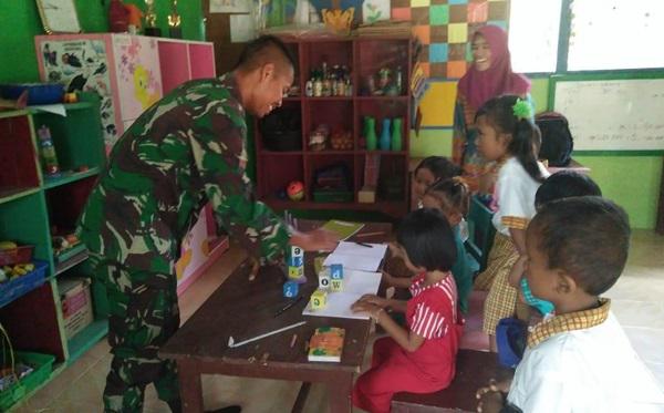 Prajurit TNI Satgas TMMD ke-105 Semakin Akrab dengan Orang Tua Asuh