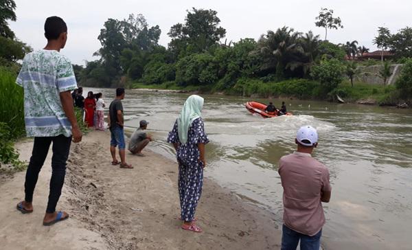 Terpleset di Aliran Sungai Asahan, Pekerja Bangunan Ini Belum Ditemukan