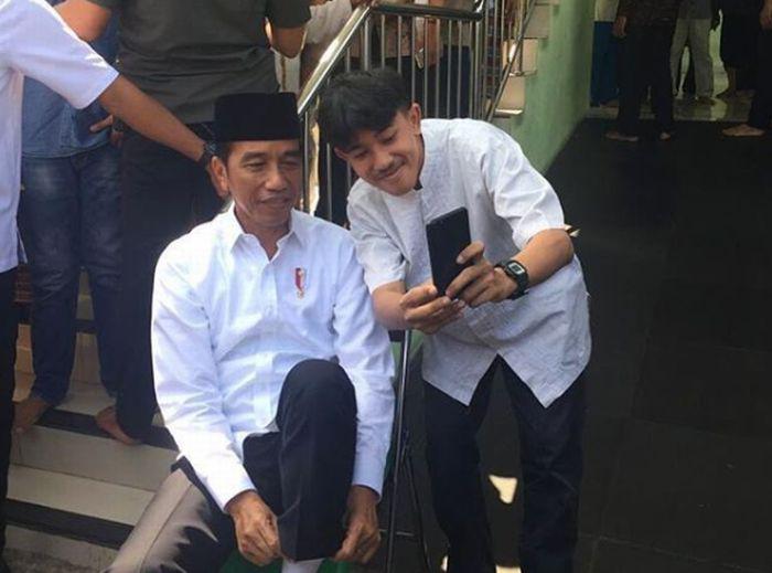 Taat Ibadah, Jokowi Tarik Simpati Masyarakat