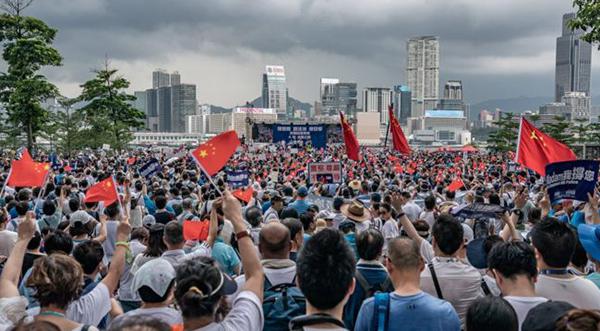 Dukung Polisi dan Beijing, Puluhan Ribu Massa Turun Kejalan