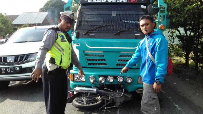 Hindari Binatang Kaki Empat, Pengendara Sepeda Motor Tewas dilindas Truck