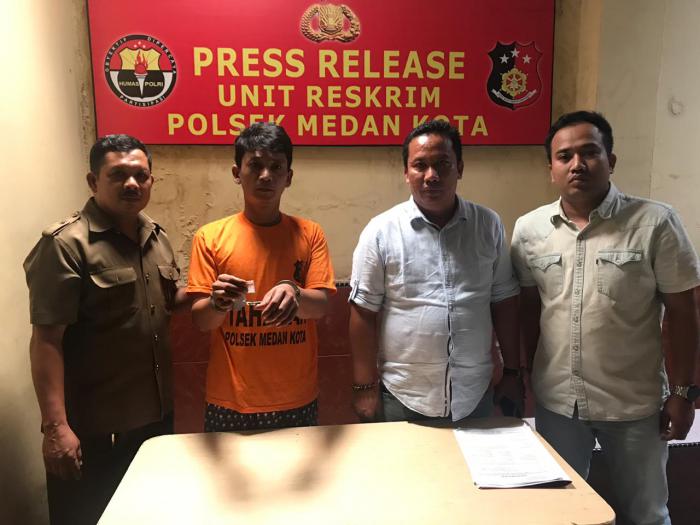 Dipepet Polisi, Membuang Bungkusan Plastik berisikan Kristal
