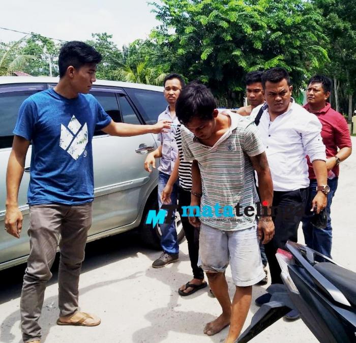 Tangan Diborgol Masih Mencoba Kabur Dari Tangan Polisi