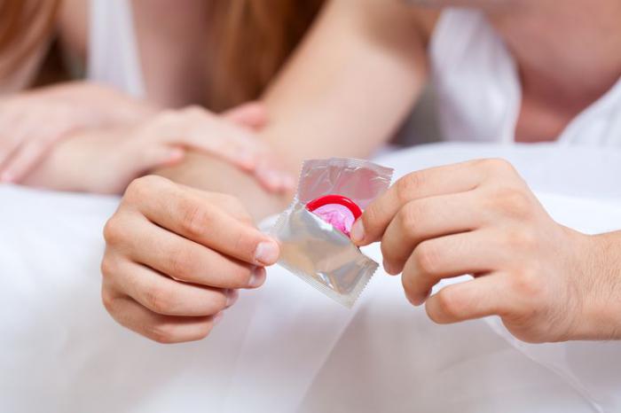 Ingin Bercinta Makin Asyik Meski Pakai "Karet" Bercinta, ini Tipsnya