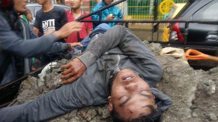 Pengendara Sepeda Motor Nyaris Tewas di Timpa Pohon Besar