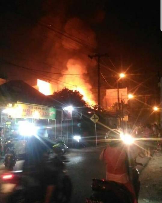 Satu Unit Panglong di Sei Kera Hilir II Habis Dilalap si jago Merah