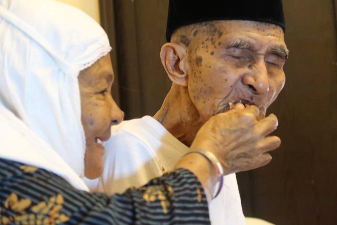 Kisah Cinta di Tanah Suci, Pasangan Kakek dan Nenek yang Tak Mau Terpisahkan