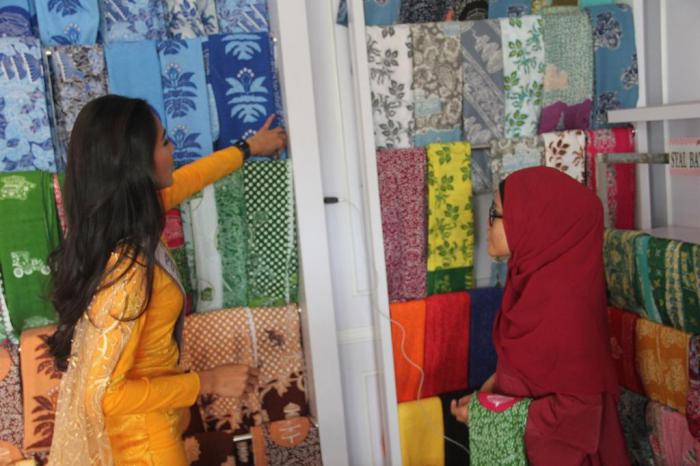 Putri Indonesia Pariwisata Kagumi Batik dan Songket Medan