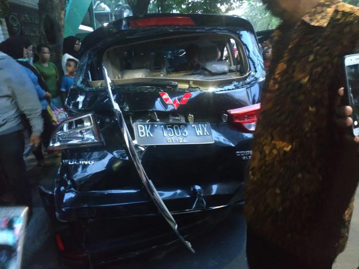 'Ular Besi Panjang dan Keras , Terkam Mobil Wuling' 