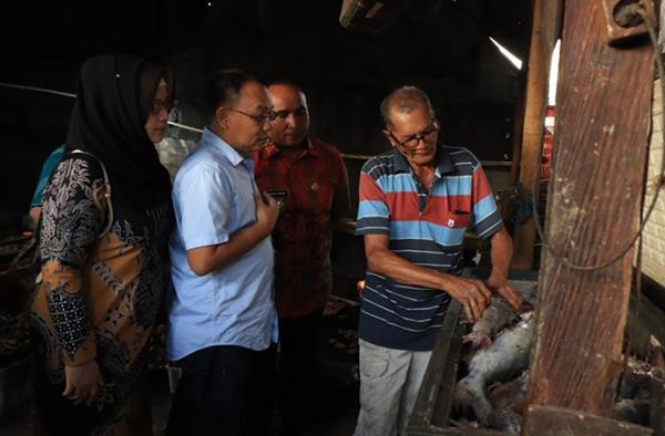 Walikota Binjai dan Ketua PKK, Sambangi Sentra Pengasapan Ikan Bandarharjo Semarang