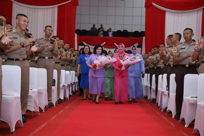 Ibu Kehormatan Taruna Akademi TNI Berikan Pembekalan 781 Capaja TNI-Polri