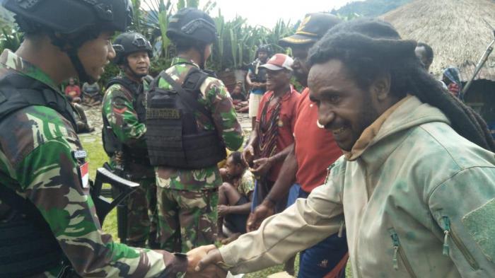Satgas Pamtas RI-PNG Yonif R 514/SY Berikan Bantuan Kepada Warga Yang Sedang Berduka