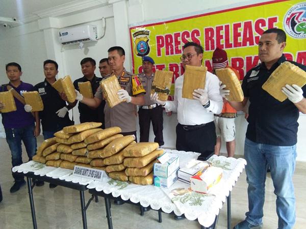 Dua Warga Aceh Ditangkap Bawa 39 Kg Ganja Pakai Pick-Up
