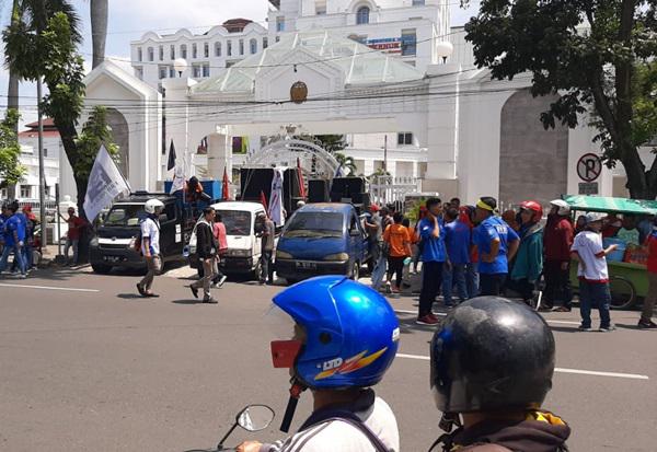 Keluarga Korban Kebakaran Pabrik Mancis di Langkat Geruduk DPRD dan Kantor Gubsu